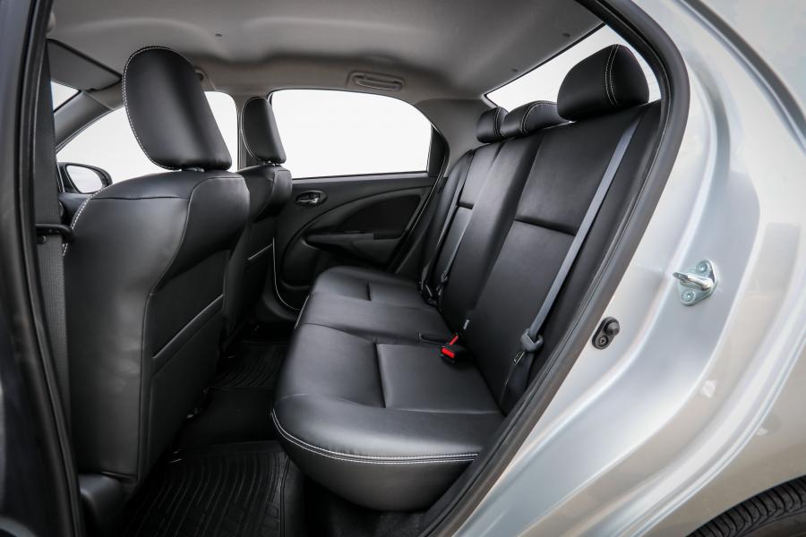 Интерьер Toyota Etios Hatchback 2016 года  (LA) (фото 3 из 16)